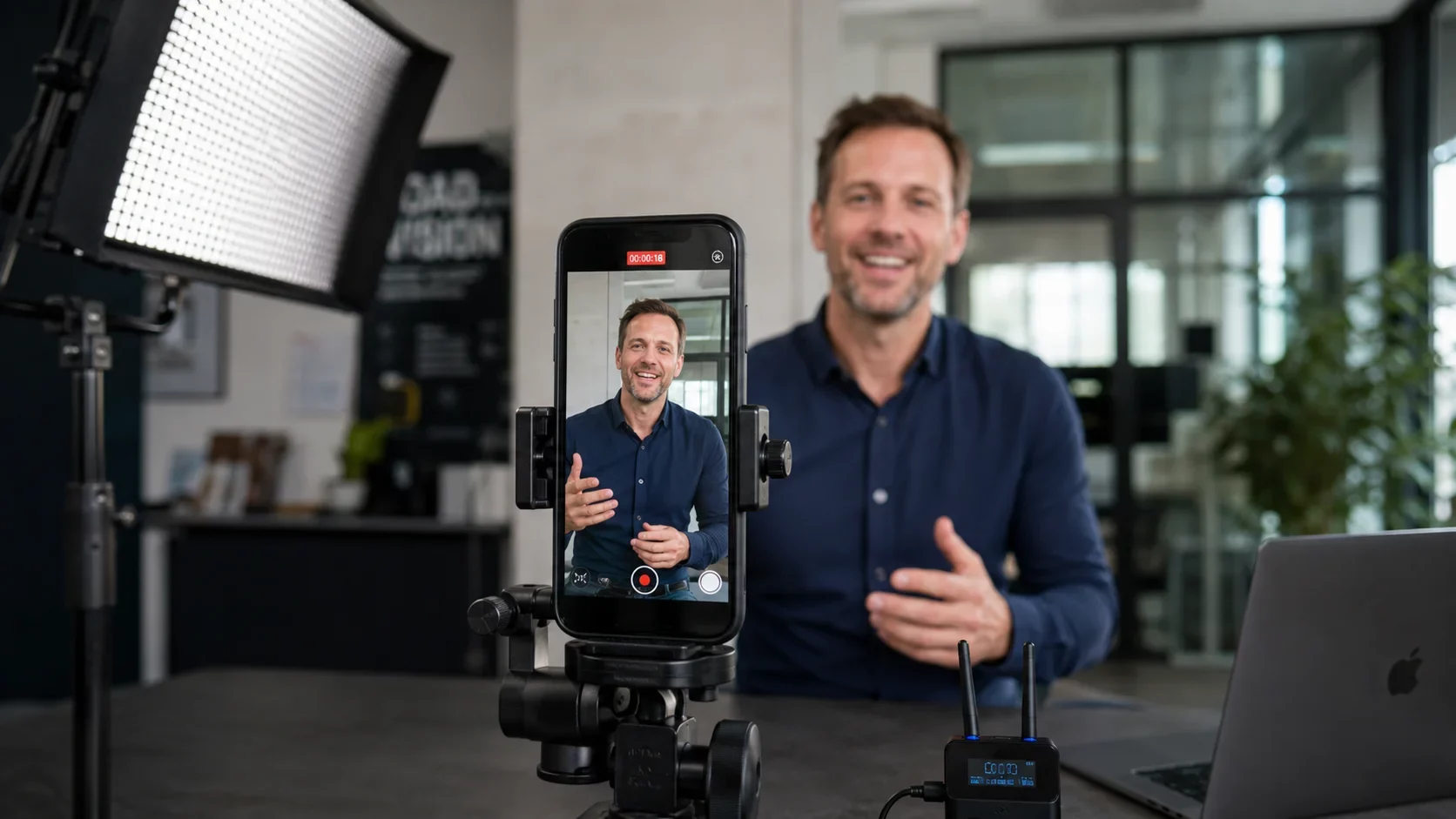 Social Media Ads Agentur Kinemedia beim Dreh eines vertikalen Werbespots. Smartphone an Stativ, Akteur vor der Kamera, professionelles Licht.