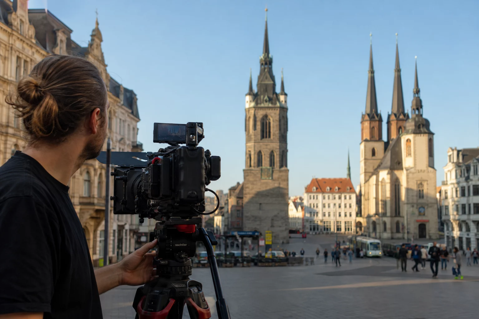 Videoproduktion in Halle (Saale): Videograf filmt auf dem Marktplatz der Altstadt
