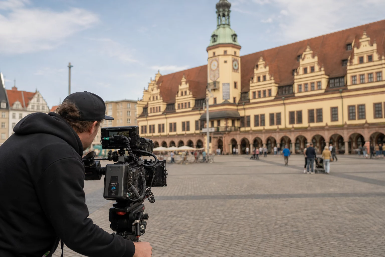 Videoproduktion in Leipzig: Videograf filmt auf dem Markt vor dem Alten Rathaus